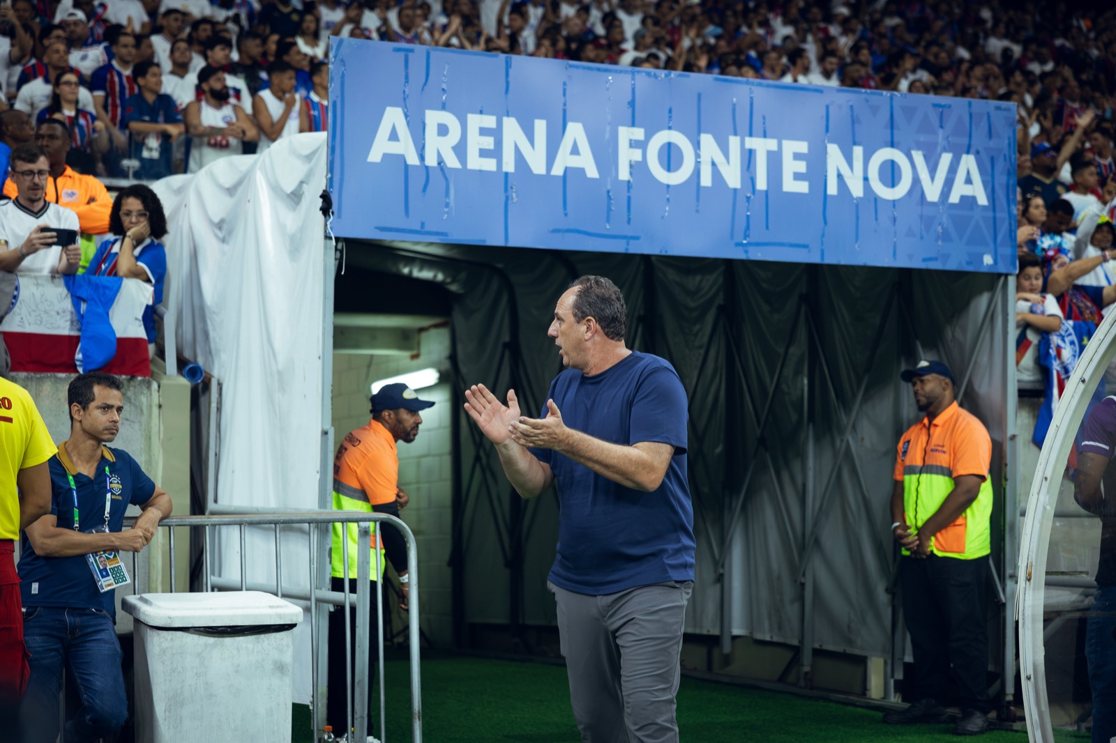 Rogério Ceni, técnico do Bahia, aplaude na beira do campo da Arena Fonte Nova