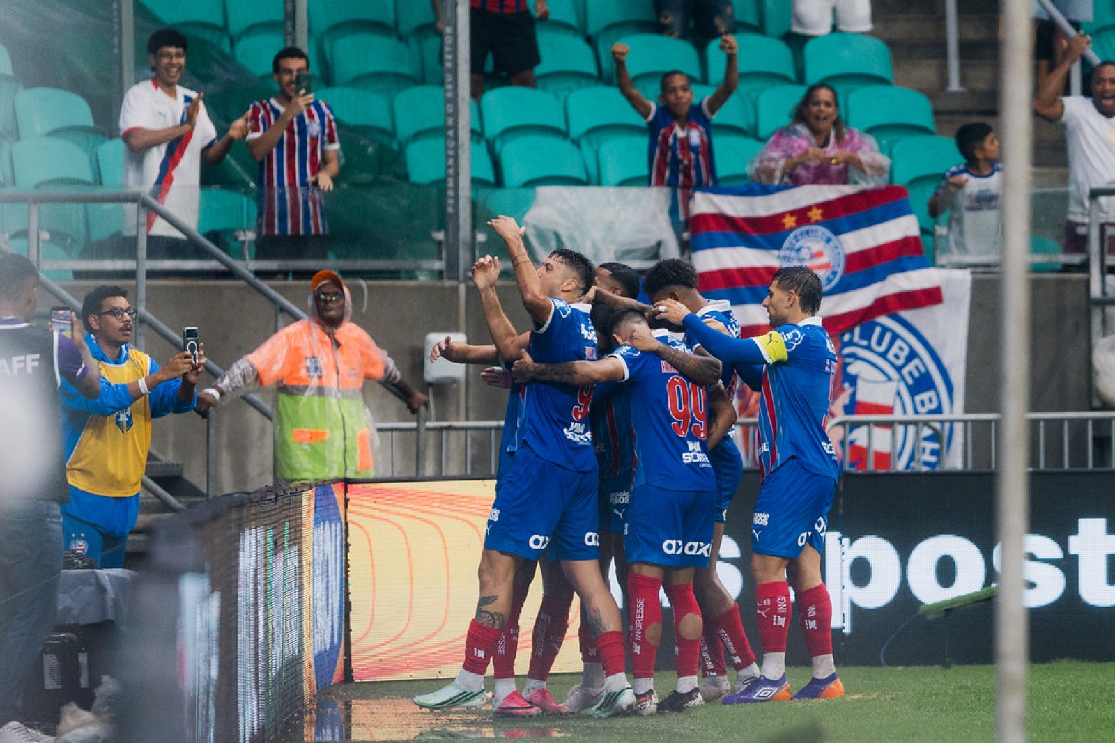 Jogadores do Bahia comemoram gol diante da torcida na Arena Fonte Nova