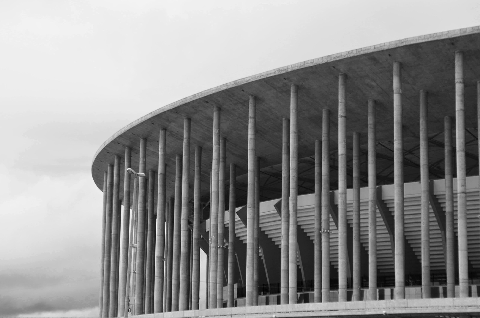 Fachada de pilares do Estádio Nacional Mané Garrincha, em Brasília, em preto e branco
