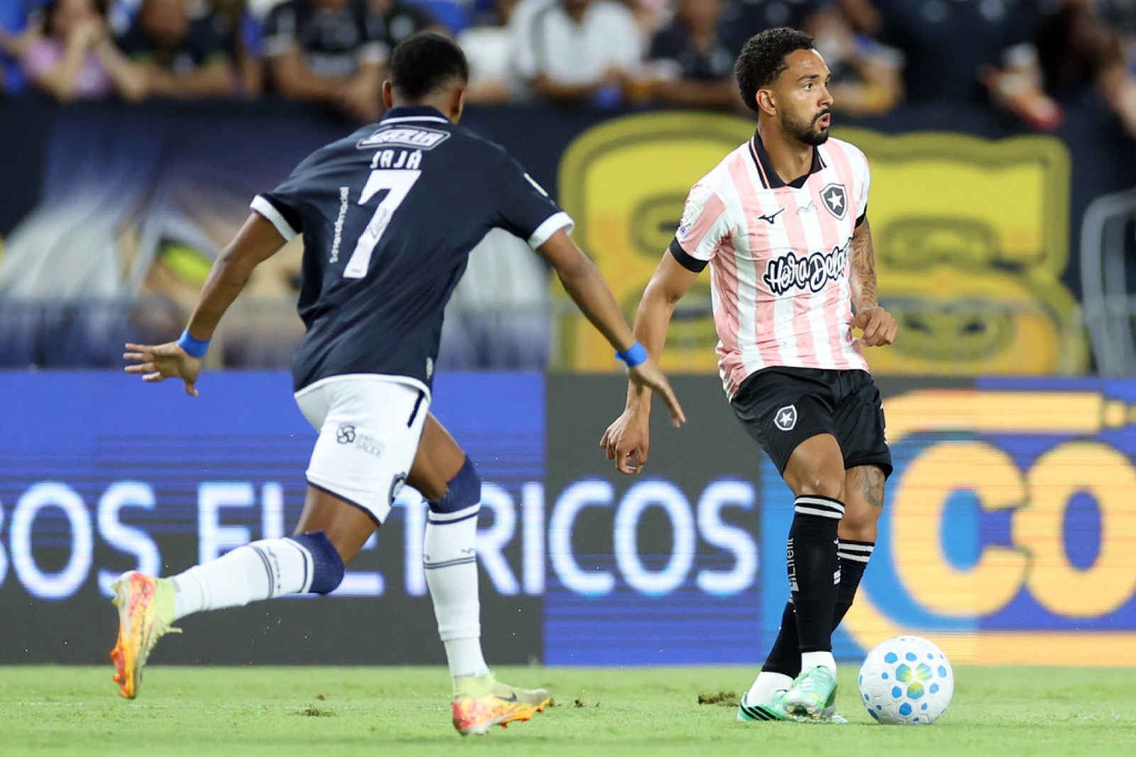 Jajá, camisa 7 do Remo, parte com a bola diante de um jogador do Botafogo no Mangueirão